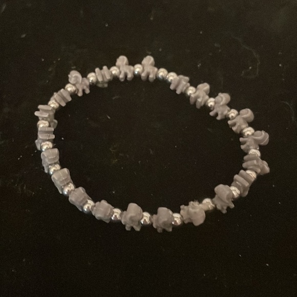 7” gray dog shape & silver beads stackable stretch bracelet with 42 beads - Picture 6 of 10